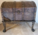 Small Decorative Trunk with separate metal base (LPO)