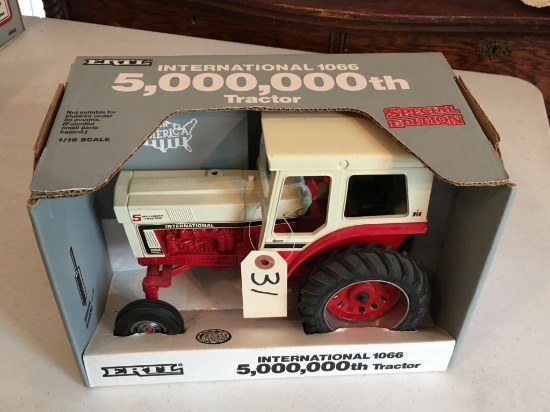 ERTL 1/16 INTERNATIONAL 1066 5,000,000TH TRACTOR NIB