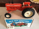 1/16 TOY FARMER ERTL 1989 ALLIS-CHALMERS D19 DISPLAY W/ BOX