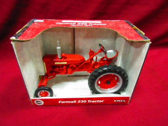 ERTL 1/16 FARMALL 230 TRACTOR N.I.B