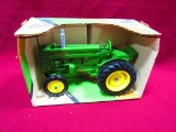 ERTL 1/16 JOHN DEERE M TRACTOR N.I.B.