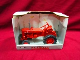 ERTL 1/16 FARMALL SUPER TRACTOR N.I.B