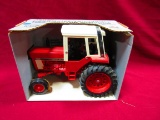 ERTL 1/16 I.H. 1586 TRACTOR N.I.B.