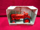 ERTL 1/16 FARMALL 140 TRACTOR N.I.B.