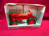 ERTL 1/16 FARMALL 140 TRACTOR N.I.B.