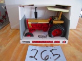 1/16 S I.H. 826 DEMO TRACTOR GOLD COLOR N.I.B.