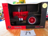 1/8 S . FARMALL 400 WITH SIGNATURE N.I.B.