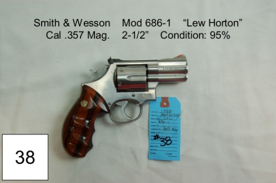 Smith & Wesson    Mod 686-1    “Lew Horton???”    Cal .357 Mag.    2½”    Condition: 95%