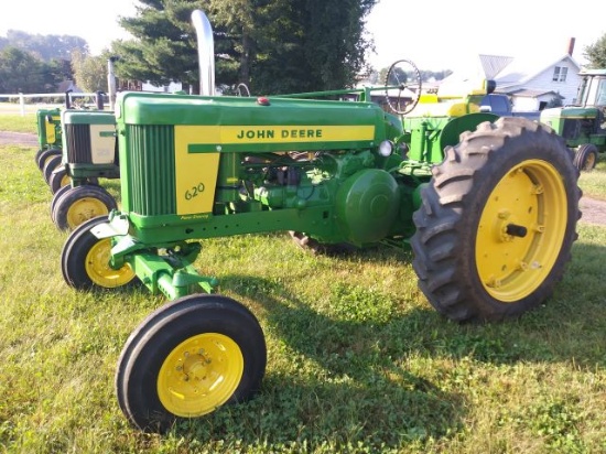 1957 JD-620-#6212209 - 3 PT., Sq. wide front, fenders, top link