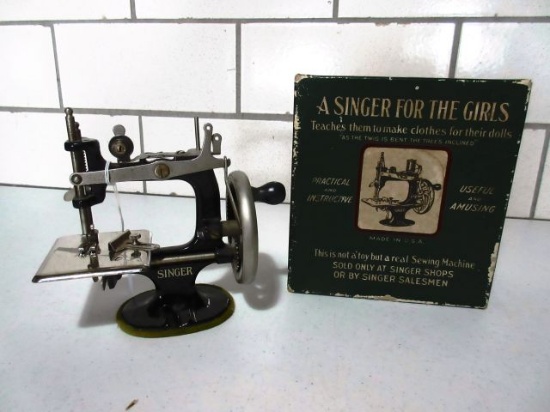 SINGER CHILDS SEWING MACHINE VERY DETAILED WITH ORIGINAL BOX WOW