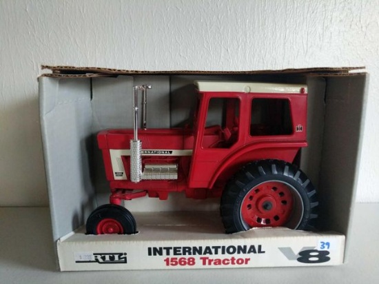 International 1568 tractor - V8 series- 1/16 scale