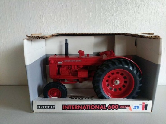 International 600 diesel tractor - 1/16 scale