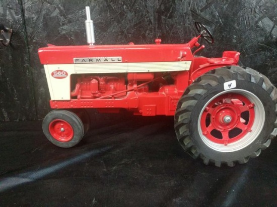 McCormick Farmall 560 tractor 1/8 scale