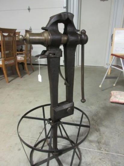 GREAT 5 1/2'' POST VISE WITH NICE STAND RARE BRASS THREAD PIECE MUSEUM QUAL