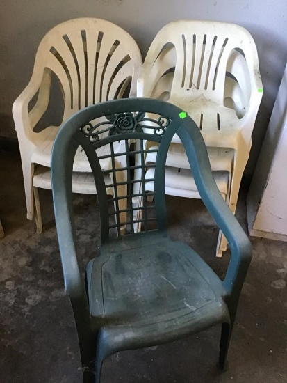 7 plastic patio chairs