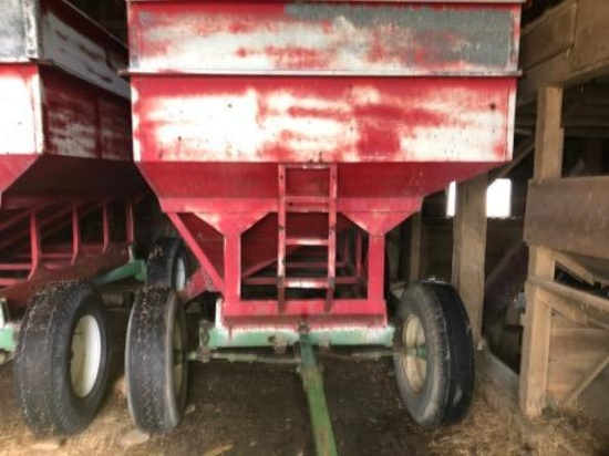 300 bushel gravity wagon w/ extendable tongue on John Deere running gear with semi tires