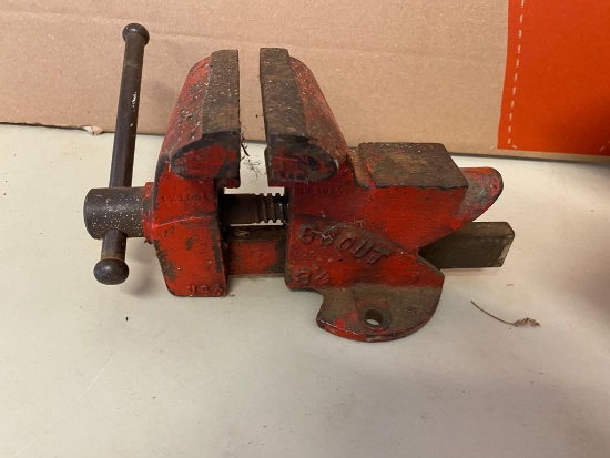 3 1/2 inch Scout Bench Vise, bottom is broken, see pics