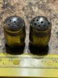 Pair of vintage sterling salt and pepper shakers, approx 1.25 inches tall