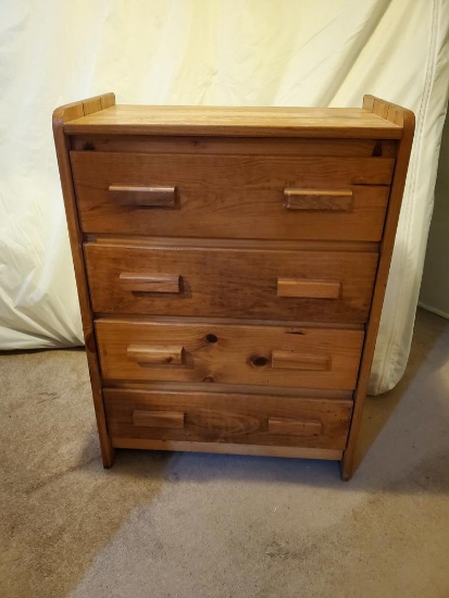 Small dresser 3 drawers 29 in x 39in