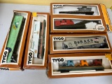 6- HO Scale Tyco Train Cars, packaging is intact