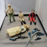 2- 1983 Star Wars action figures and 2- 1984 Star Wars Action figure, along with 10 guns/accessories