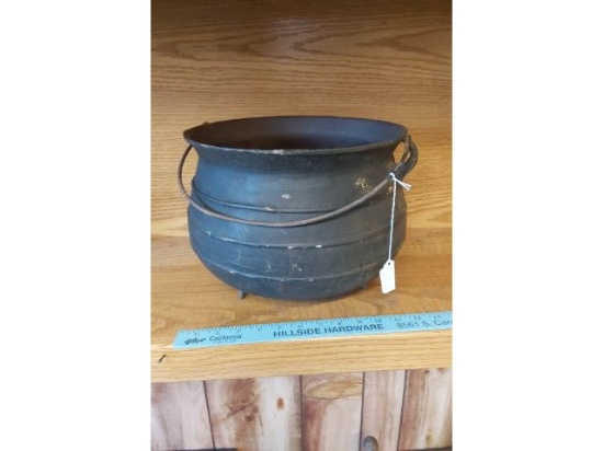 EARLY CAST IRON 3-FOOTED POT