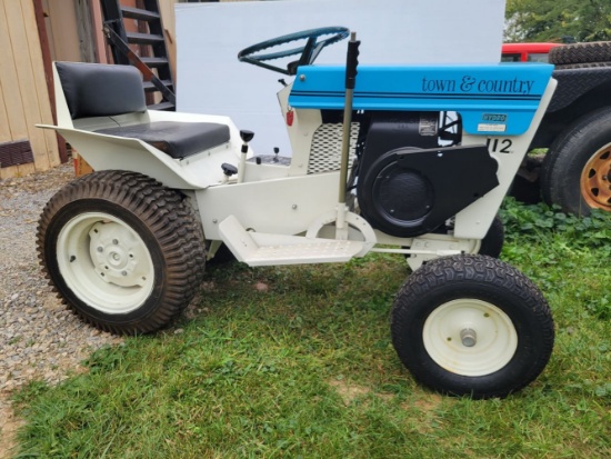 White Town & County 112 lawn tractor/ runs
