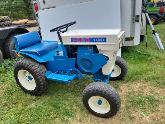 Ford 100 lawn tractor / runs