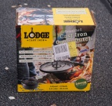 Lodge cast iron 6qt camp Dutch oven