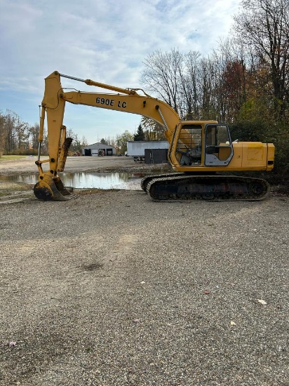 JD 690E LC crawler excavator with 48'' bucket