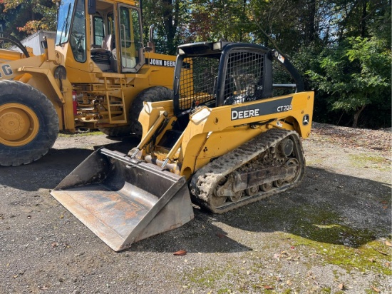 JD CT322 trackloader skidsteer showing 7,203 hrs