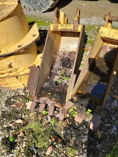 18'' bucket attachment / fits 410 backhoe
