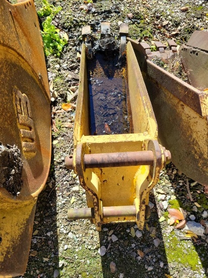 12'' bucket attachment / fits 410 backhoe