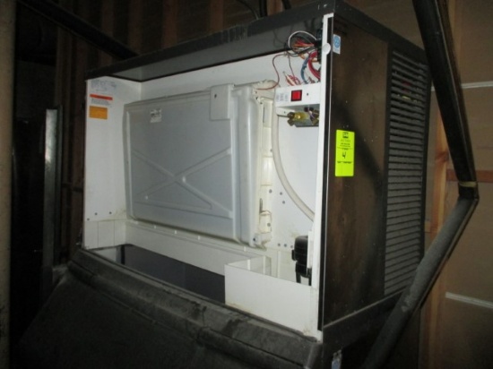 Manitowoc Icemaker W/ Bin