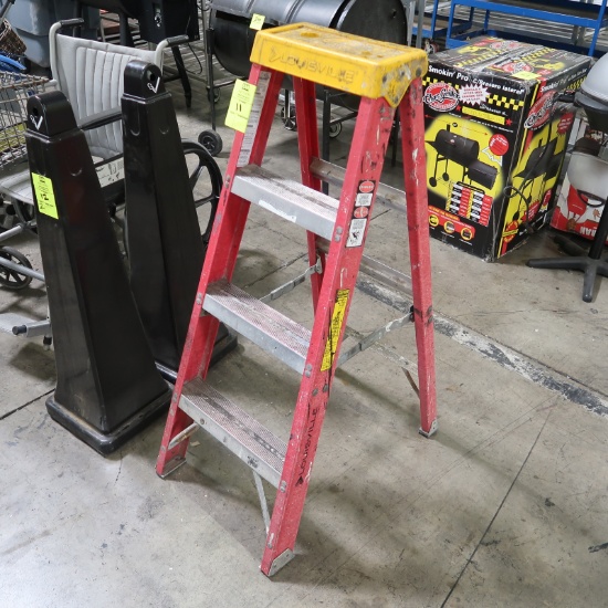 fiberglass step ladder, 4'