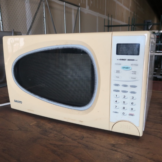 Sanyo Direct Access microwave oven