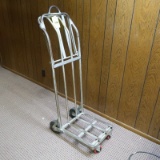 2- or 4-wheeled hand truck