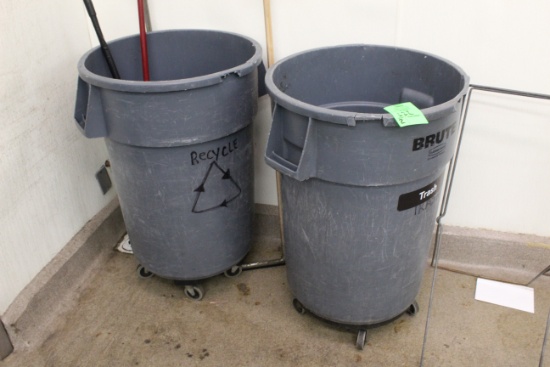 Rubbermaid Trash Can