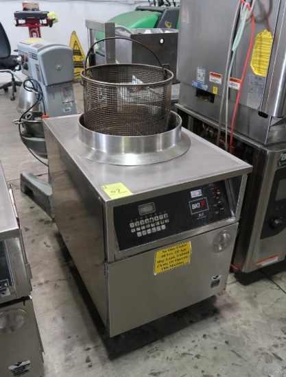 BKI auto-lift fryer