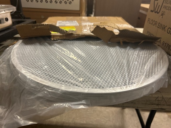 New Wasserstrom 18in Perforated Pizza Pans