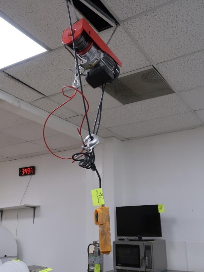 Pittsburgh electric hoist, 880 lb, remote controlled