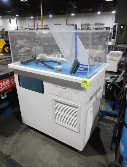 lobster merchandising tank