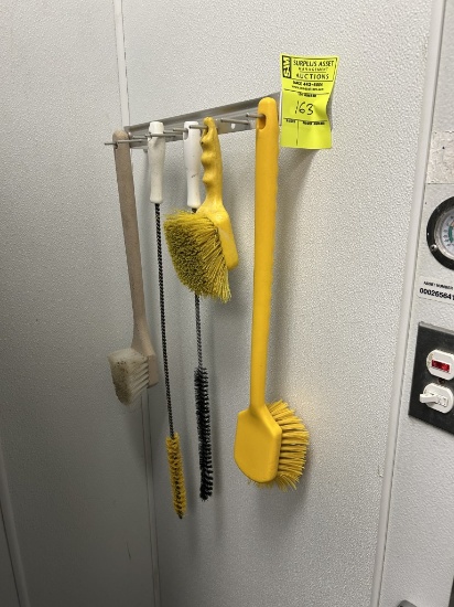 GROUP OF JANITORIAL ITEMS