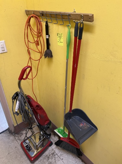 GROUP OF JANITORIAL ITEMS