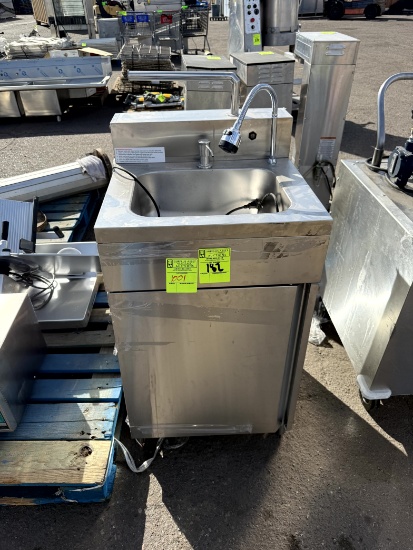 PORTABLE STAINLESS SINK STATION