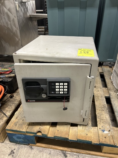 SENTRY S3877 SAFE W/ AA POWERED DIGITAL PAD