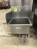KNEE-OPERATED STAINLESS HAND SINK