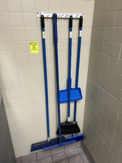 GROUP OF JANITORIAL ITEMS