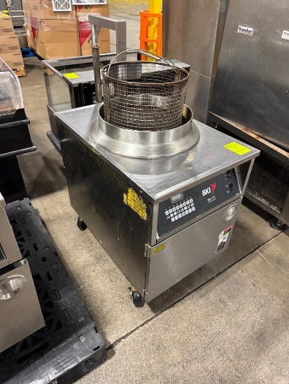 BKI Auto-Lift fryer missing lid