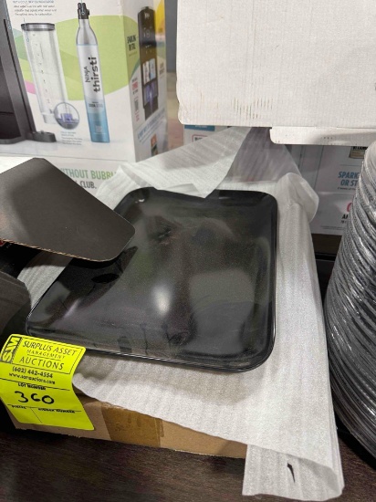 Box of low profile trays, black